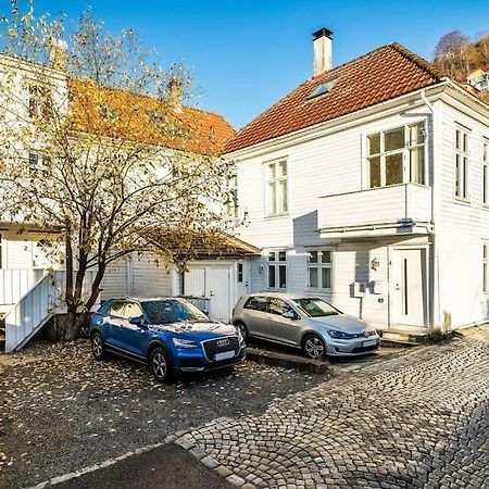 Central Apartment With Balcony, Self-Check In & Private Entrance Bergen Exterior foto