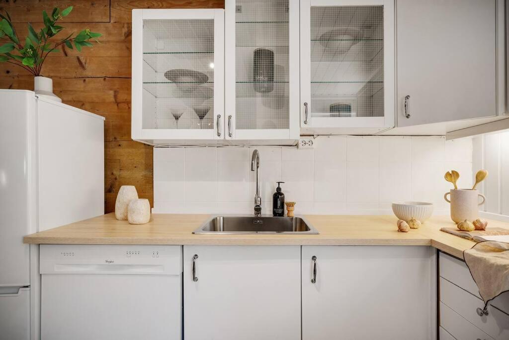 Central Apartment With Balcony, Self-Check In & Private Entrance Bergen Exterior foto