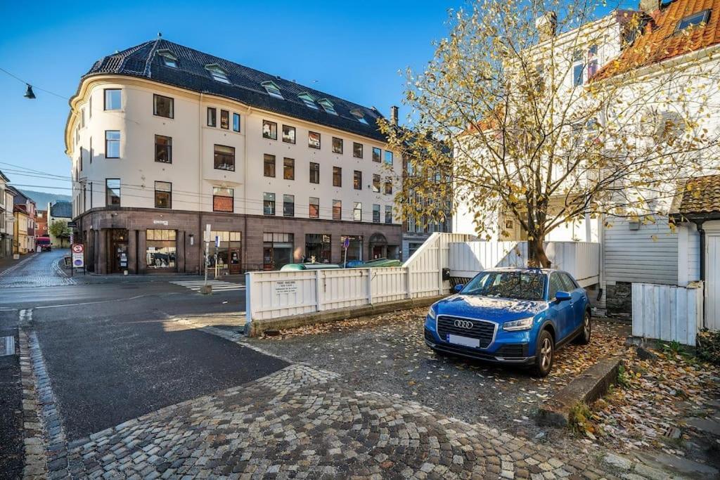 Central Apartment With Balcony, Self-Check In & Private Entrance Bergen Exterior foto
