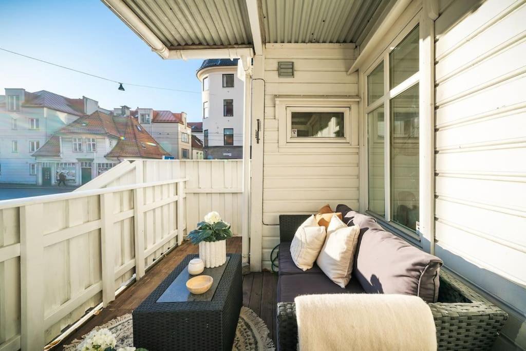 Central Apartment With Balcony, Self-Check In & Private Entrance Bergen Exterior foto