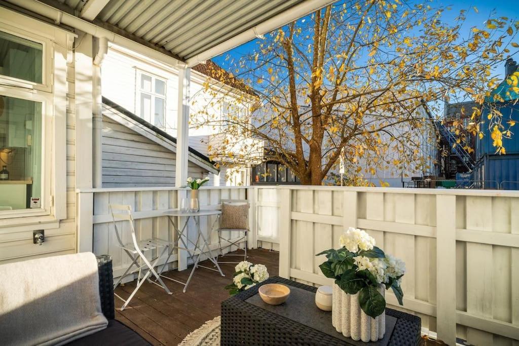 Central Apartment With Balcony, Self-Check In & Private Entrance Bergen Exterior foto